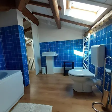 Al N.10 לינה וארוחת בוקר 3*